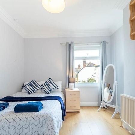 2 Bedroom Apartment Southend-On-Sea Exterior photo