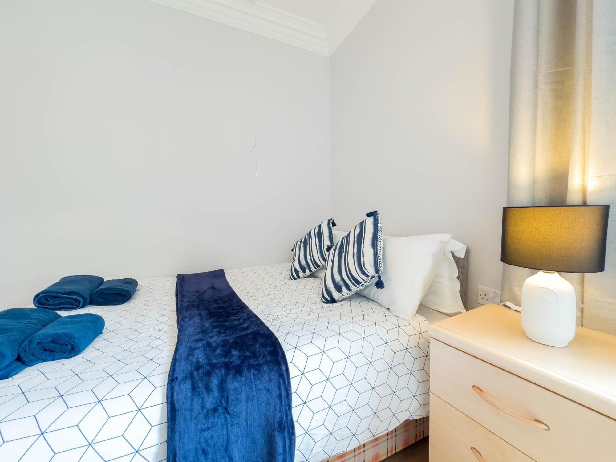2 Bedroom Apartment Southend-On-Sea Exterior photo