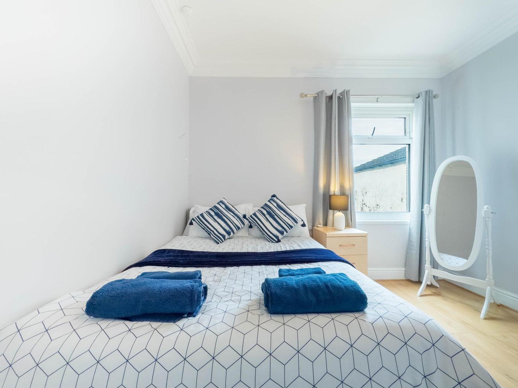 2 Bedroom Apartment Southend-On-Sea Exterior photo